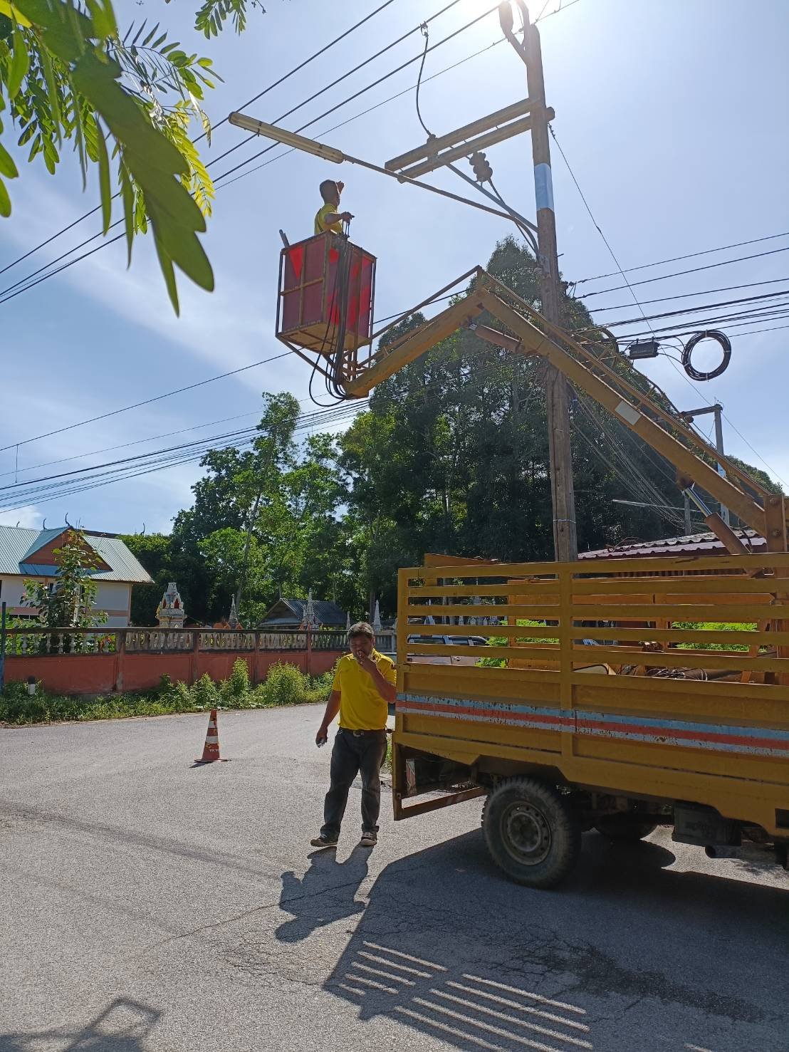 พนักงานไฟฟ้ากองช่างเทศบาลตำบลพรุพีลงพื้นที่ ซ่อมไฟฟ้าสาธารณะที่ชำรุดบริเวณ แยกวัดสุคนฯและซ.หนองใหญ่หมู่ที่1